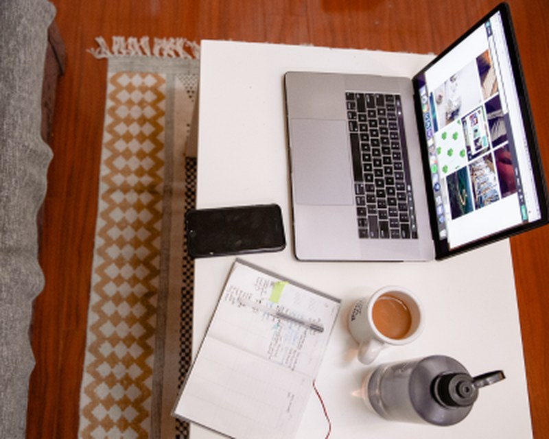 Travail 100 % à distance : ordinateur, carnet et café